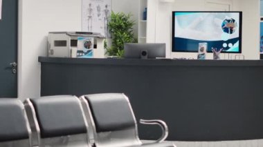 Tıbbi alanda boş resepsiyon, bekleme salonu lobisi. Sağlık tesisi sağlık kontrollerine ve konsültasyonlara katılarak, koridorda hastalık ve önleme tedavisine yardımcı olmak için kullanılır..