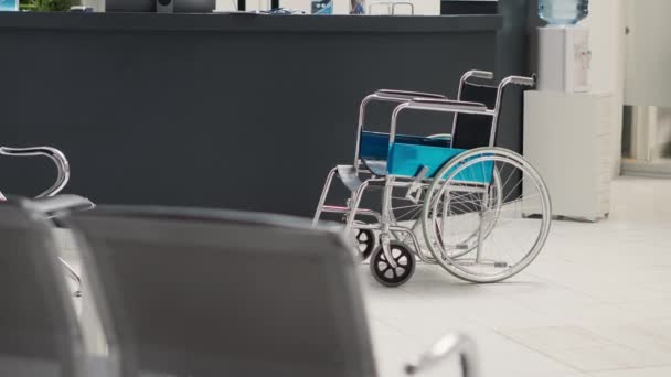 Pusty Hol Recepcji Wózkiem Inwalidzkim Klinice Medycznej Recepcja Szpitala Wypełniona — Wideo stockowe