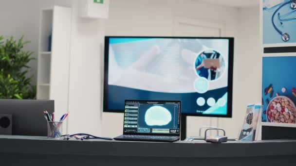 Laptop Fut Agyi Diagnózis Asztalon Kórházi Regisztrációs Pult Használják Hogy — Stock videók