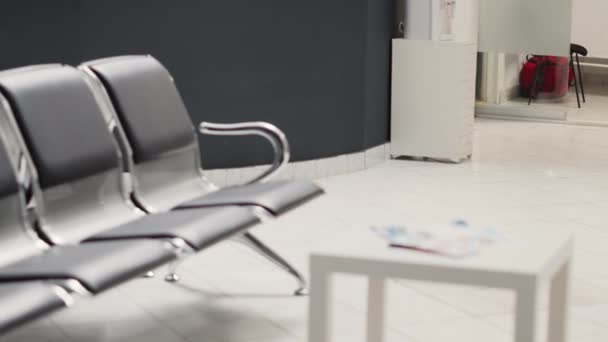 Άδειες Καρέκλες Στο Λόμπι Υποδοχής Του Νοσοκομείου Ιατρικά Φυλλάδια Και — Αρχείο Βίντεο