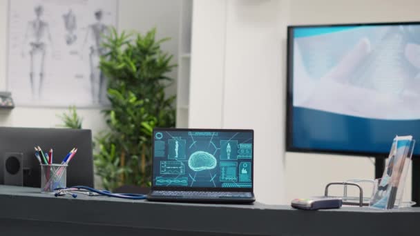 Laptop Visar Tomografi Vid Skrivbordet Tom Sjukhusmottagning För Neurovetenskap Människans — Stockvideo