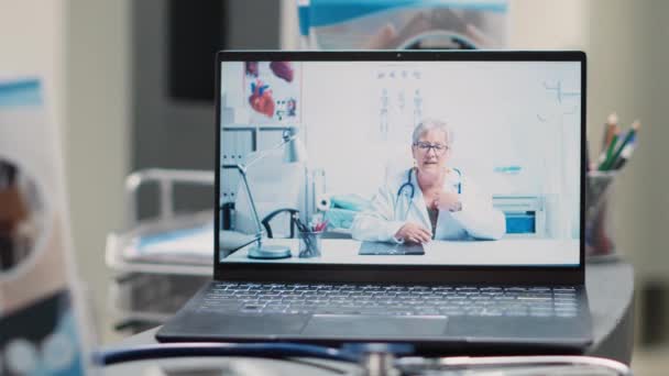Laptop Met Dokter Videocall Bij Balie Doet Telegeneeskunde Videoconferentie Online — Stockvideo