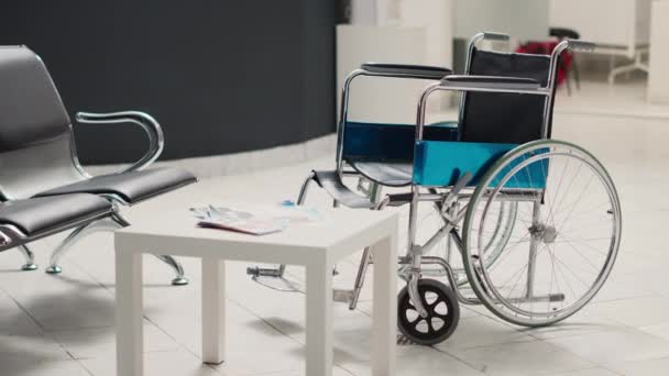 Порожній Інвалідний Візок Зоні Лікарні Діагностичний Центр Заповнений Медичними Листівками — стокове відео