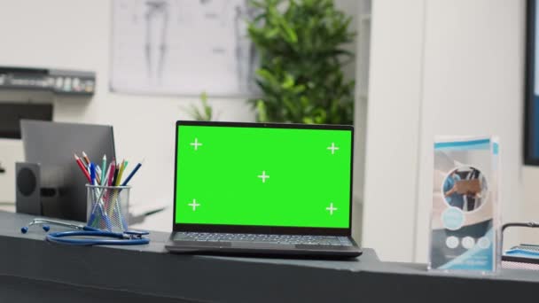 Φορητός Υπολογιστής Λευκό Πράσινο Οθόνη Πρότυπο Στη Ρεσεψιόν Άδειο Πάγκο — Αρχείο Βίντεο