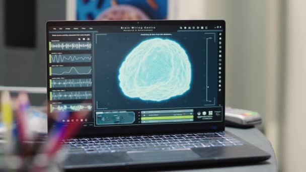 Φορητός Υπολογιστής Διάγνωση Ανθρώπινου Εγκεφάλου Στον Πάγκο Άδειο Χώρο Υποδοχής — Αρχείο Βίντεο