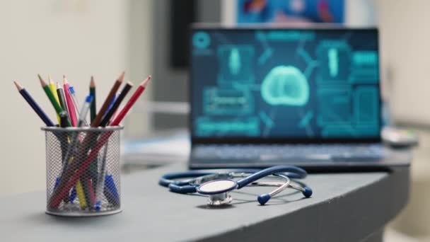 Laptop Mit Menschlichem Gehirn Scan Auf Dem Schreibtisch Neurologie Röntgenbild — Stockvideo