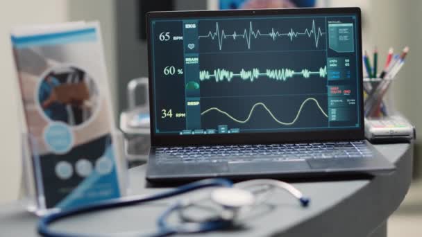 笔记本电脑上的心脏跳动在空旷的前台 运行心率分析心电图 空诊断中心计数器 显示诊断脉压 手持射击 靠近点 — 图库视频影像