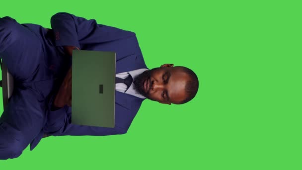 Pionowe Wideo Widok Przodu Afrykańskiego Amerykańskiego Menedżera Pracującego Laptopie Studio — Wideo stockowe