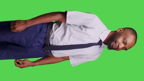 Вертикальне Відео Погляд Афріканського Американця Стоїть Над Зеленим Екраном Формальному — стокове відео