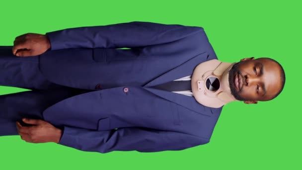 Вертикальное Видео Передний Вид Мужской Модели Травмой Шейного Корсета Шеи — стоковое видео