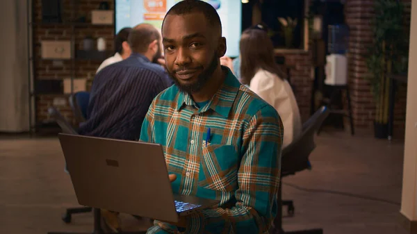 Afro Amerikan Ofis Çalışanı Dizüstü Bilgisayar Portresi Üzerinde Çalışıyor Gülümseyen — Stok fotoğraf