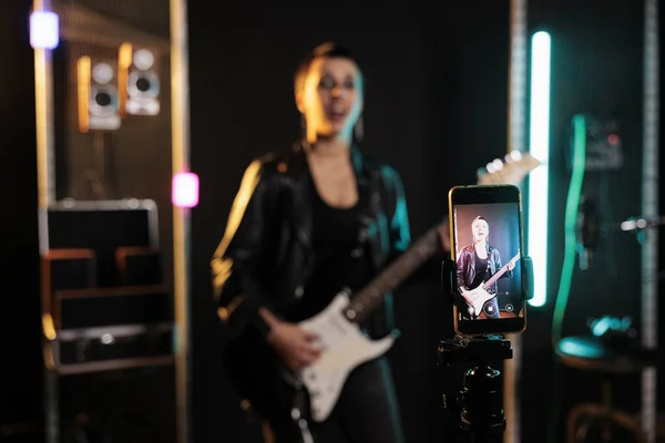 Kytarista Performer Drží Elektrickou Kytaru Hraje Heavy Metal Píseň Při — Stock fotografie