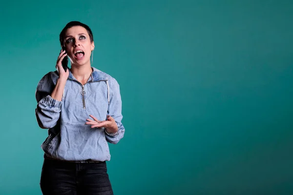 Zelfverzekerde Aantrekkelijke Vrouw Die Mobiele Telefoon Gebruikt Een Gesprek Afstand — Stockfoto