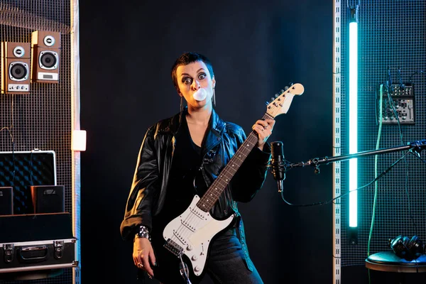 Artiste Rebelle Veste Grunge Tenant Guitare Électrique Tout Jouant Musique — Photo