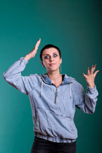 Aufgebrachte Wütende Frau Gestikuliert Nervös Und Schreit Während Studioaufnahmen Posiert — Stockfoto