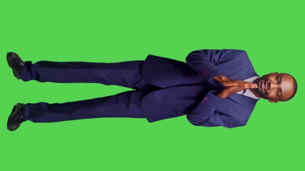 垂直视频 一个非裔美国人做祈祷手势 在镜头前请求宽恕 精神上的姿态的前视图 男性企业家向上帝祈祷 希望好运 — 图库视频影像