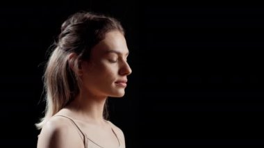 Cilt bakımı için poz veren doğal ciltli, gülümseyen bir kadın, kamerada güzellik kozmetikleriyle kendine olan sevgisini arttırıyor. Cilt bakımı kendine güveni gösteren, kusurları kucaklayan, parlayan yüzü olan bir model..