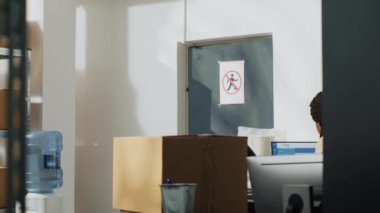 Depo çalışanları depodaki eşya kutularını kontrol ediyor, bilgisayar kullanarak kalite kontrol ve lojistik üzerinde çalışıyor. Paketlerde mal taşıyan gençler, hisse dağılımı.