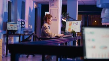 Genç yönetici sırt ağrısını dindirmek için ayakta duruyor. Ofisteki mali grafikler üzerinde çalışırken midesi bulanıyor. Danışman ajan mesai saatleri dışında masada oturduktan sonra vücudu geriyor. El kamerasıyla..