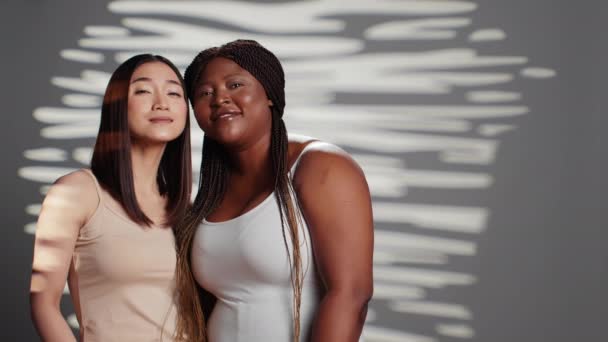 Uśmiechnięte Modelki Przytulające Się Patrzące Kamerę Wyrażające Pozytywne Emocje Pielęgnację — Wideo stockowe