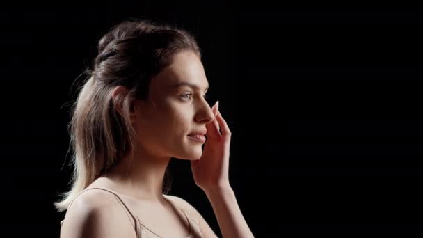 Νεαρό Μοντέλο Αυτοπεποίθηση Χρησιμοποιώντας Κρέμα Προσώπου Διαφήμιση Ομορφιάς Εφαρμόζοντας Επαγγελματικό — Αρχείο Βίντεο