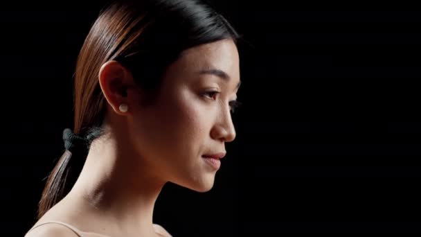Model Kecantikan Asia Menciptakan Kampanye Produk Perawatan Kulit Berpose Dengan — Stok Video