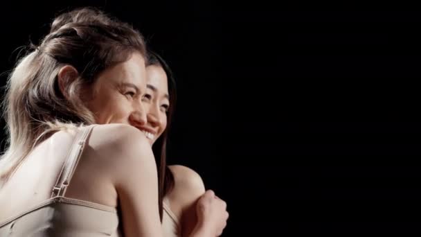不同的快乐女孩在美丽的广告中互相拥抱 对护肤运动感到完美而快乐 两名美女在镜头前摆姿势 促进身体的接纳和多样性 — 图库视频影像