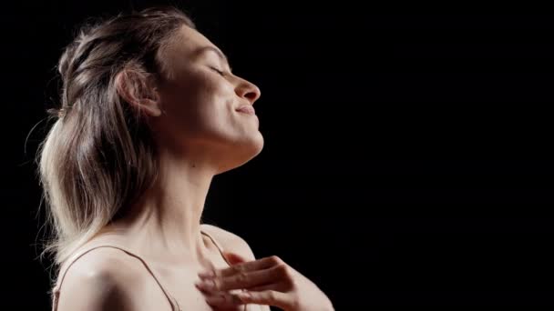 Radieuse Fille Douce Favorisant Crème Pour Corps Caméra Filmant Campagne — Video