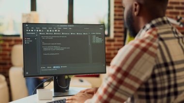 Bilgisayarda html kodunu programlayan Freelancer yöneticisi, online web betiği ve veritabanı ile evden uzakta çalışıyor. Uçbirim penceresi ve yapay zeka kullanılarak, uygulama geliştirici.