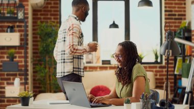 Ofis çalışanı dizüstü bilgisayardaki iş raporlarını analiz ediyor, yöneticiye profesyonel e-posta göndermek için online şirket verilerini kullanıyor. Evden çalışan ve masada oturan genç yetişkinler, web sonuçları.