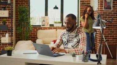 Şirket çalışanlarının çevrimiçi rapor planlaması ve profesyonel e-posta göndermesi, bilgisayarla evden uzaktan çalışma. Genç ve modern insan masada oturup dijital muhasebe üzerinde çalışıyor..