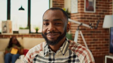 Evde dizüstü bilgisayarla çalışan ve şirket satışlarıyla çevrimiçi veri raporunu analiz eden erkek uygulama serbest çalışanı. Muhasebe ve internet analizi yapmayı öğrenen işletme öğrencisi, İnternet tarayıcısı.