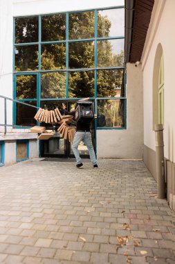 Yemek kuryesi pizza kutularını yere düşürüyor, beceriksiz teslimatçı tökezliyor, dışarıda yemek siparişi veriyor. Kötü teslimat servisi, fast food paketleri düşmüş Afrikalı Amerikan işçisi.