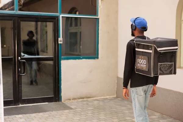 Yemek Servisi Kuryesi Ofis Girişine Gidiyor Dışarıda Müşteri Bekliyor Kapının — Stok fotoğraf