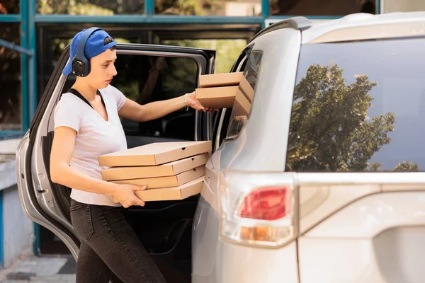 Arabayla Ofise Pizza Getiren Kurye Kutuları Tutan Kadın Fast Food — Stok fotoğraf