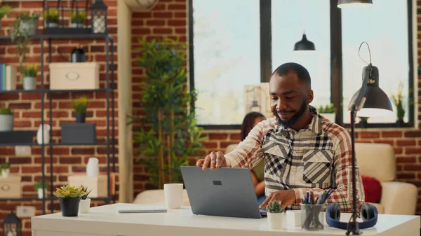 Erkek Ofis Çalışanı Masada Oturup Dizüstü Bilgisayarla Çalışıyor Şirket Verilerini — Stok fotoğraf
