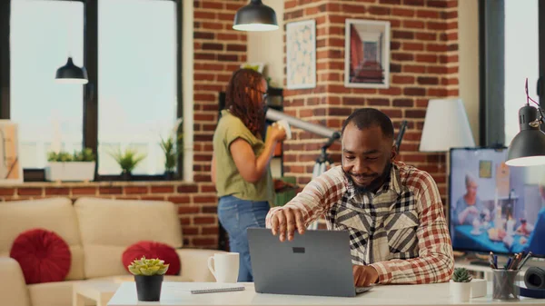 Homem Afro Americano Sentado Casa Mesa Trabalhando Laptop Usando Dados — Fotografia de Stock