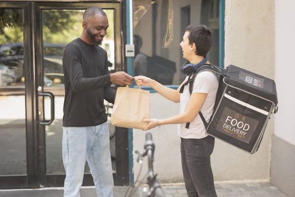Ekspres Ofis Yemek Dağıtım Servisi Kuryenin Müşteriye Yemek Paketi Vermesi — Stok fotoğraf