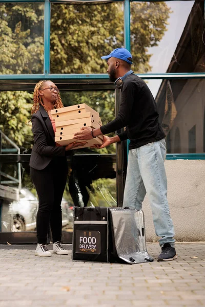 Pizza Kutularını Pizza Kuryesinden Pizza Dağıtım Servisinden Alan Müşteri Afro — Stok fotoğraf