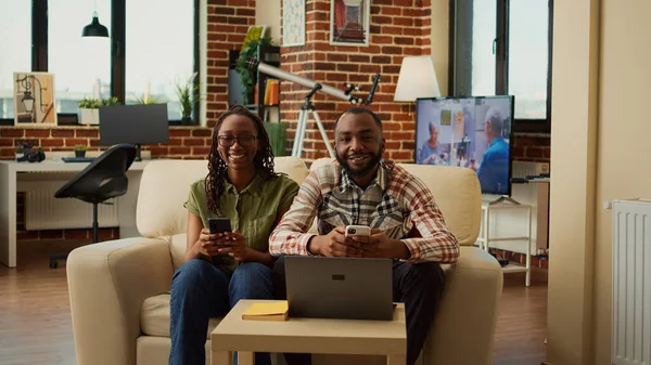 Mutlu Modern Çift Akıllı Telefonları Birlikte Kullanıyor Koltukta Oturuyor Internete — Stok fotoğraf