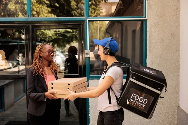 Afro Amerikan Gülen Ofis Çalışanı Dışarıdan Pizza Siparişi Alıyor Kadın — Stok fotoğraf