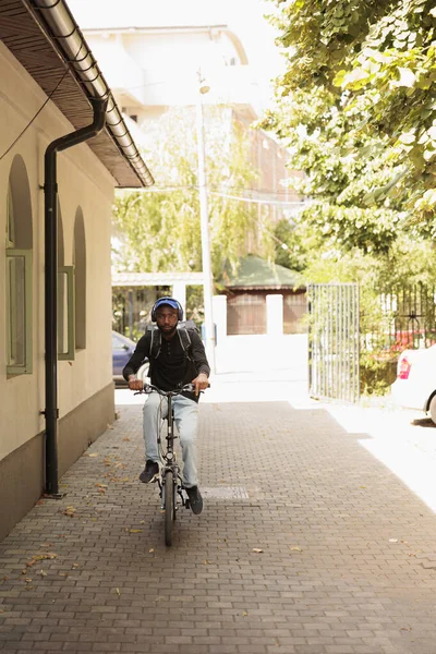 Mensajero Afroamericano Auriculares Montar Bicicleta Calle Mirando Cámara Vista Frontal — Foto de Stock