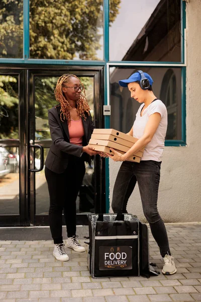Kulaklıklı Kurye Müşteri Pizza Kutuları Yığıyor Kadın Ofis Binasının Önündeki — Stok fotoğraf