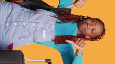 Dikey video: Genç yetişkinlerin stüdyoda onay vermemesi, hoşnutsuzluğun sembolü. Negatif kadın jestten hoşlanmaz ve anlaşmazlığı dile getirir, uluslararası kaçamak