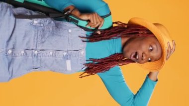 Dikey video: Tatildeki heyecanlı yetişkin turları, güzel manzaralı rotalara ve binaların mimarisine bakmak. Gülümseyen insan manzaralar, işaretler, boş zaman aktiviteleri karşısında şaşkına döner.