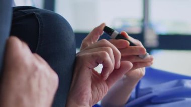 Dikey video: Diyabet hastası kıdemli hastalarda muayene sırasında tıbbi glukometre kullanarak kan örneğinde insülin seviyesini ve glikozu ölçen asistan. Hastanede tıbbi test yapan Asyalı hemşire.