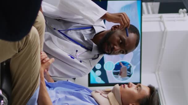 Wideo Pionowe Afrykański Amerykański Lekarz Sprawdzający Wzrok Pacjenta Operacji Poczekalni — Wideo stockowe