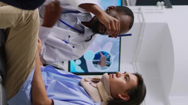 Vertikální Video Lékař Kontroluje Pacientovo Vidění Nemocniční Čekárně Diskutuje Léčbě — Stock video