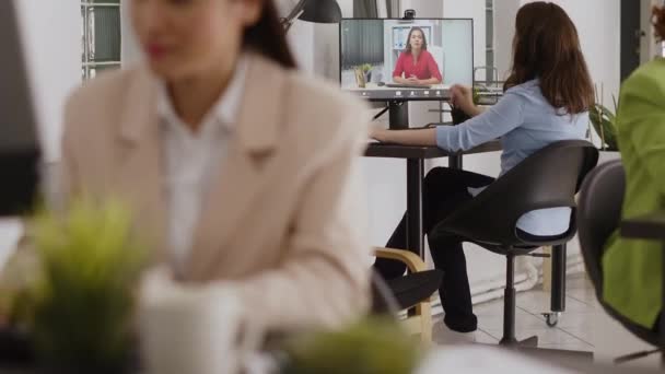 女商人参加与网络摄像头举行的在线会议 在网上视频通话中与女经理交谈 利用远程电话会议聊天的专业助理 代理办公室 — 图库视频影像