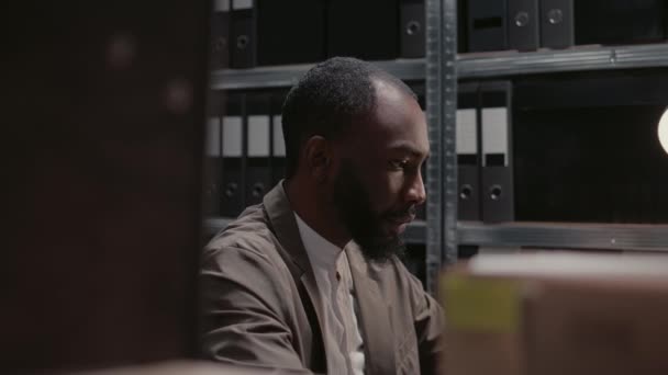 Afrika Kökenli Amerikalı Bir Ajan Dosyalarla Suç Davasında Çalışıyor Adli — Stok video
